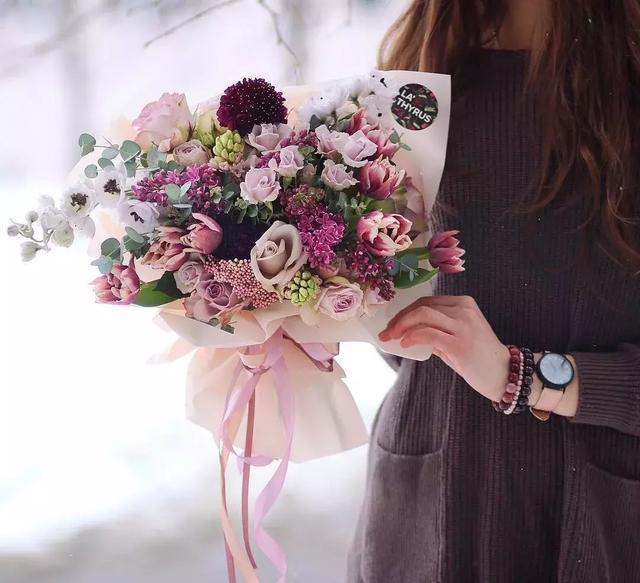 插花水里放盐还是糖，百合花插水里怎么保鲜（4种方法，教你自制鲜花保鲜剂）