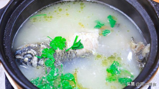 鲫鱼汤怎么熬出奶白色，怎样熬出奶白色鲫鱼汤（是开水和冷水的关键吗）