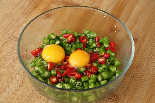 线椒怎么做好吃，1把线椒加1把面粉