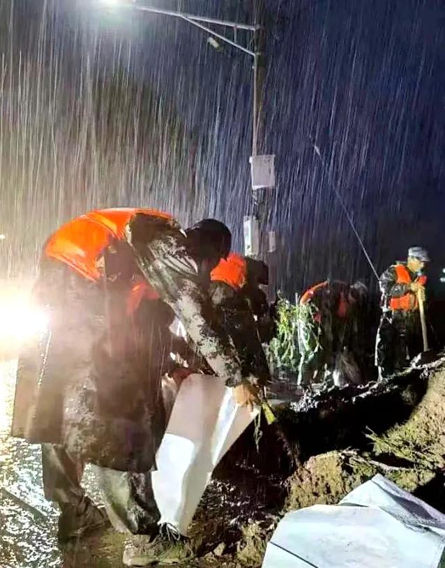 致敬抗疫英雄短句，致敬抗疫英雄短句子（致敬所有中国军人）