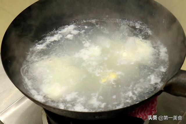 酒糟鸡蛋的做法，酒糟煮鸡蛋的做法（出锅个个完整）