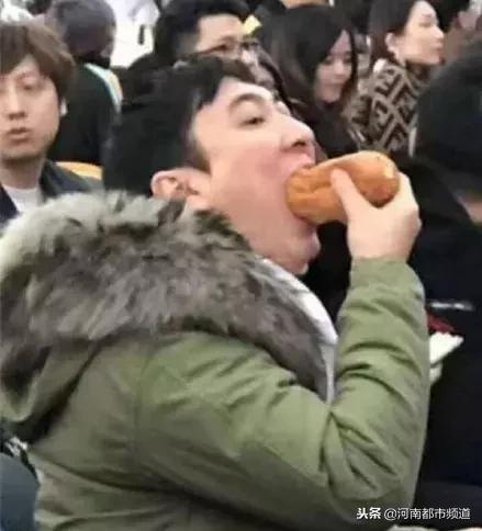 王思聪吃热狗,王思聪吃热狗照火到国外(王思聪可能这辈子都不想吃热狗了……) 王思聪吃热狗,王思聪吃热狗照火到国外(王思聪可能这辈子都不想吃热狗了……)