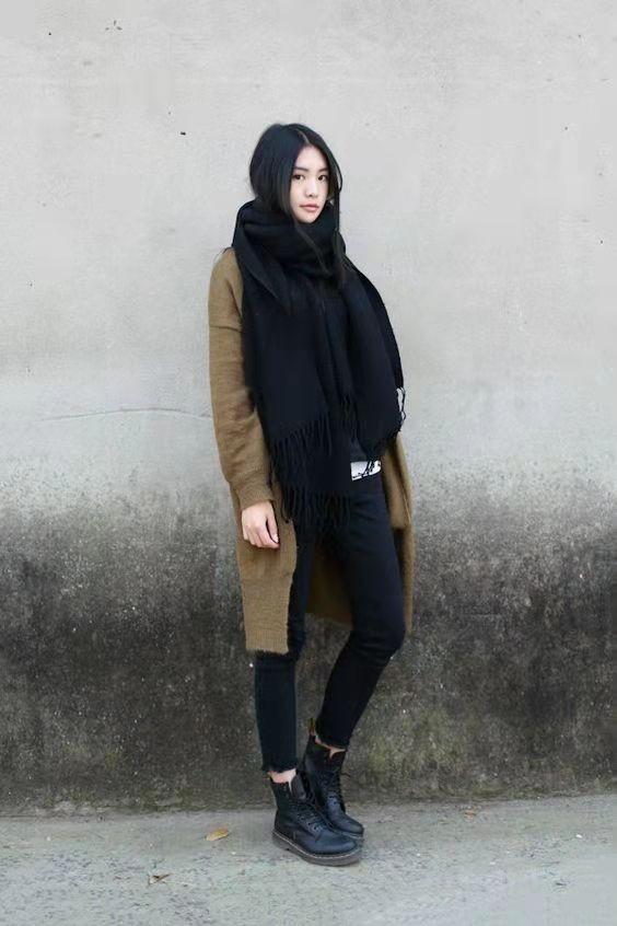 女士马丁靴配裤子，女士马丁靴配裤子图片（“马丁靴+小脚裤”=冬季最显瘦CP）