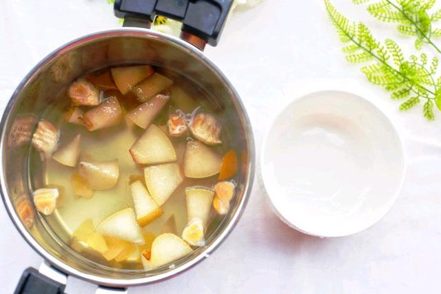 银耳和罗汉果红枣梨能一起煮吗，季节交替多喝罗汉果雪梨汤