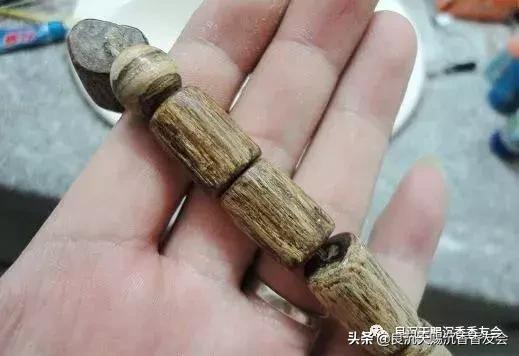 真正的沉香手串,怎样鉴别真假沉香手串啊(观察沉香手串的原始品相) 真正的沉香手串,怎样鉴别真假沉香手串啊(观察沉香手串的原始品相)