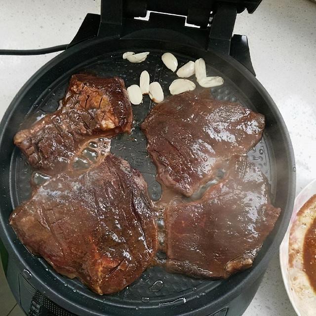 自制牛排怎么腌制才嫩，如何自家腌制牛排又鲜又嫩（多加一点“它”）