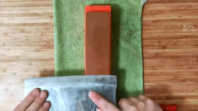 磨刀的正确方法与技巧，家庭磨刀小窍门（大厨教你正确做法）