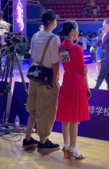 文章的女儿叫什么，文章马伊琍女儿叫什么名字（文章独自带俩女儿旅游）