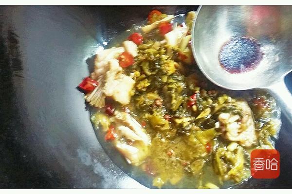 酸菜鱼火锅怎么做，酸菜火锅鱼怎么做好吃（这样做家庭版麻辣酸菜鱼火锅）