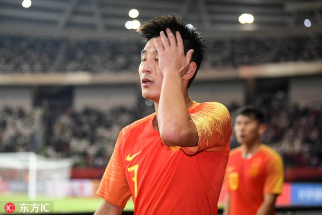 足球中的中锋是干什么的，足球里的中锋是干什么的（李铁跟郝伟好好学着点）