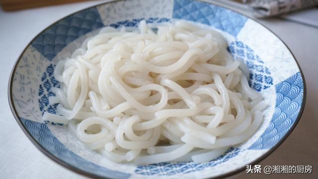 米线是什么做的，米线是什么做的有胶吗（用大米粉自制米线）