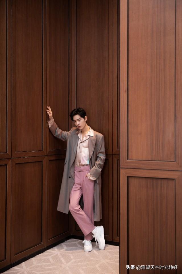 肖战手机壁纸无水印   高颜值小哥哥安利一下，肖战手机壁纸高清壁纸 满屏无水印（暖心男神肖战三十款高清时尚穿搭手机壁纸、背景图～怎么穿都好看）