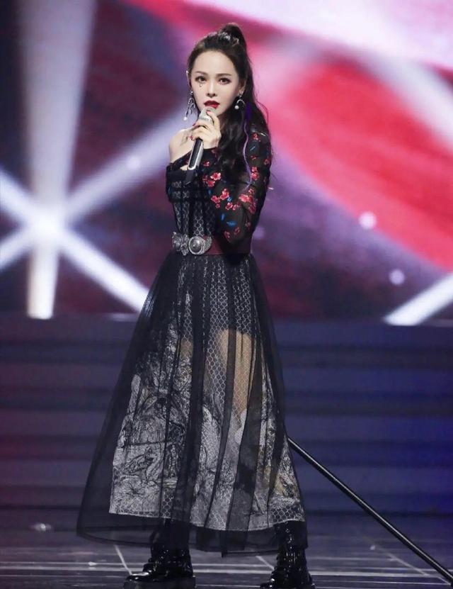 伊能静比秦昊大几岁呢，秦昊的老婆伊能静比秦昊大几岁（伊能静明明比秦昊大10岁）