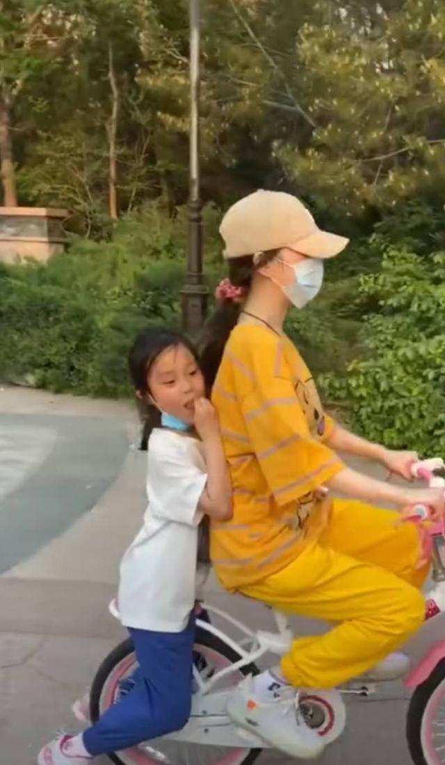 李小璐多大年纪，李小璐多大（38岁李小璐骑儿童车扮嫩）