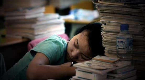 上课犯困迅速清醒方法，上课很困瞬间清醒的办法有哪些（快学习一下尖子生的提神醒脑技能）