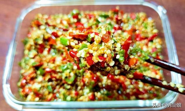 剁椒酱怎么做啊，剁椒酱是怎么做的（只放盐是“外行”）