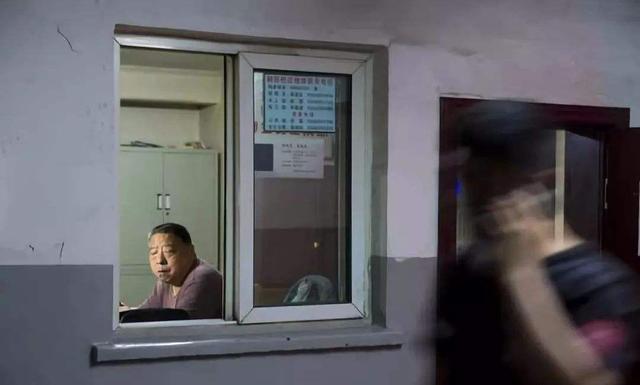 什么叫传达室,什么是传达室(从看门老伯到"仪仗队礼兵"——"传达室"的