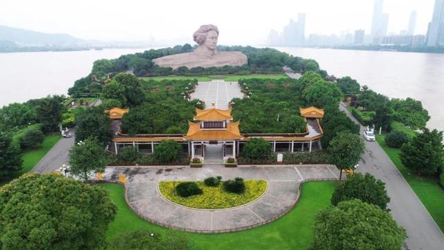 什么两个字的大雪填空，什么的冬雪两字填空（毛泽东笔下的霜雪）