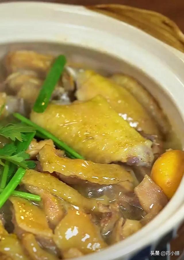 广东汕尾乖脯鸡煲的做法，广东煲仔鸡的做法（一道集鲜、香、甜于一身的硬菜）