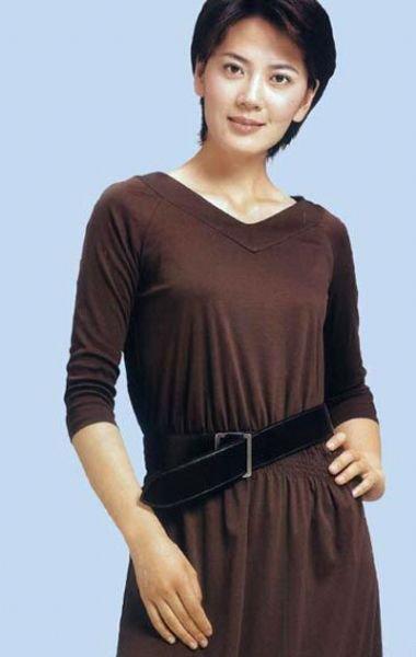 从央视名嘴到"涉案被查",经历人生跌宕后的沈冰,44岁在家相夫教女