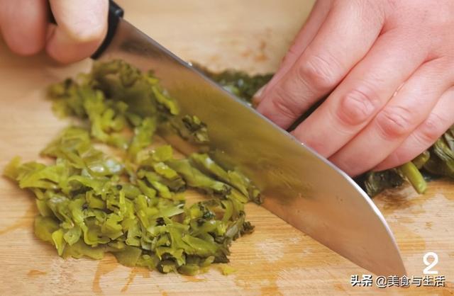 鱼头酸汤怎么做，鱼头酸辣汤的做法（这样做的酸菜鱼头汤）