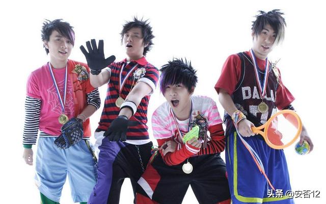 嘻唰唰歌词完整版，嘻唰唰歌词（十年前他们的洗脑神曲火遍全国）