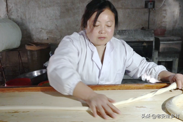 如何制作纯手工挂面，怎样制作手工挂面（实拍三阳手工挂面的制作过程）