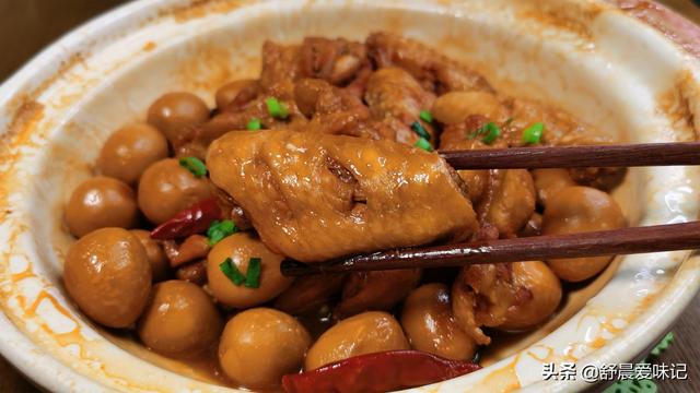 炖鸡翅的家常做法，啤酒炖鸡翅的家常做法（简单处理放砂锅一焖）