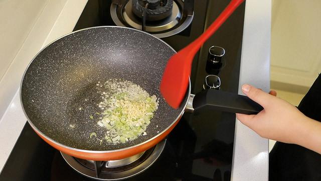 西兰花怎么做才好吃又简单，西兰花怎么凉拌最好吃简单（大厨教你一道简单又美味的素菜做法）