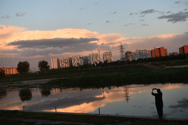 傍晚的彩霞。/，傍晚的彩霞叫什么（油画一般的晚霞又上线啦图片）