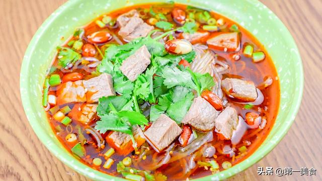 家常煮米粉怎么做好吃，煮米粉怎么做好吃又简单（酸辣米粉家常做法）