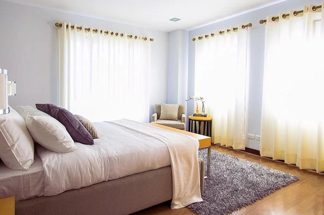 窗帘盒用轨道的好还是罗马杆的好，有窗帘盒的窗帘装罗马杆还是轨道（看两者的优劣势自然会明白）