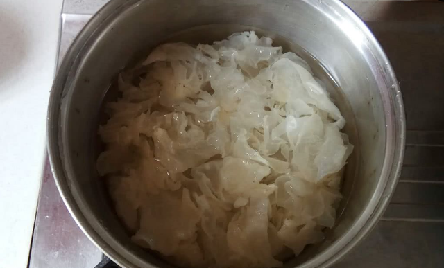 银耳汤的功效和作用，银耳汤的功效（女人要常喝这道银耳羹）