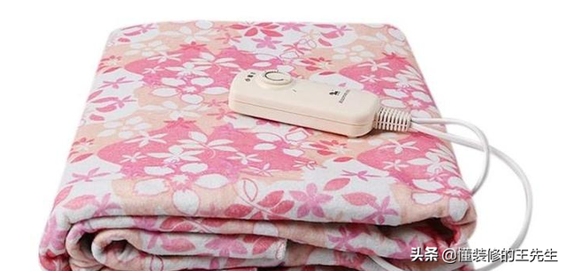 电热毯应该铺在哪一层，电热毯应该铺在哪一层视频（电热毯可以反着铺吗）
