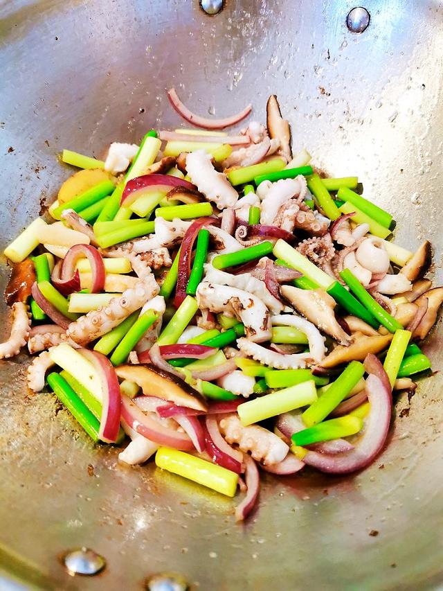 炒八爪鱼的做法，怎么炒八爪鱼（风味独特的蒜苗炒八爪鱼）