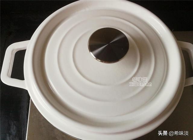 珐琅锅如何开锅，珐琅锅和陶瓷锅哪个好（锅油润寿命更长）