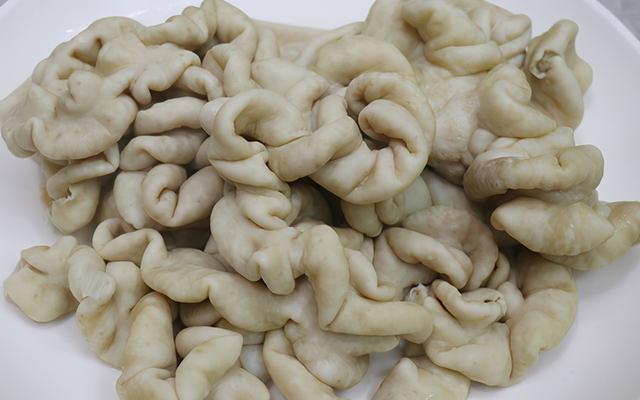 肥肠怎么洗不臭又干净，猪大肠怎么才能洗干净不臭（肥肠好吃关键在于清洗）
