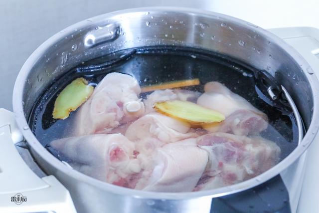 什么炖猪蹄汤好吃又大补，猪蹄别再红烧了