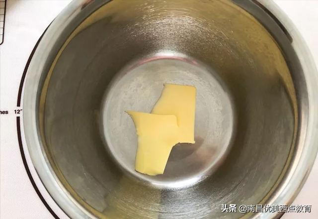 网红咸蛋黄饼干的做法，咸鸭蛋黄饼干（层次分明超级酥脆）