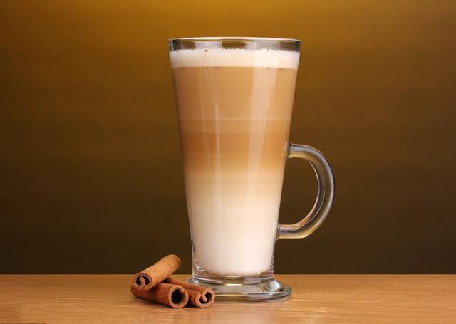 拿铁和美式咖啡的区别，拿铁咖啡的制作（拿铁、卡布奇诺和美式咖啡怎么分辨）