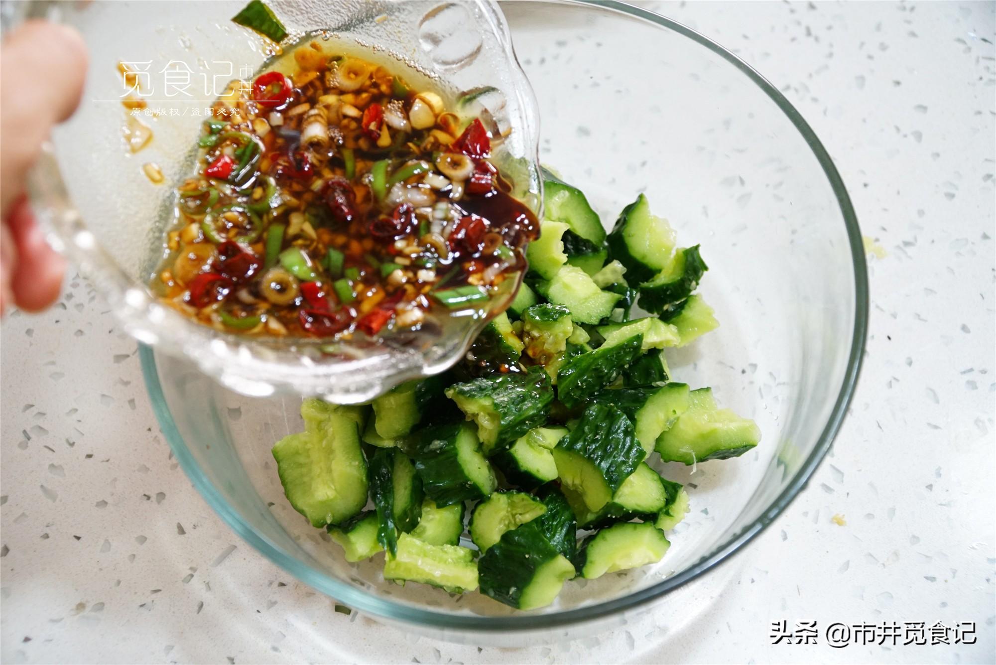 怎样做美味的凉拌松花蛋豆腐干黄瓜，豆腐和松花蛋凉拌菜怎么做（秋天最爱这道凉拌菜）