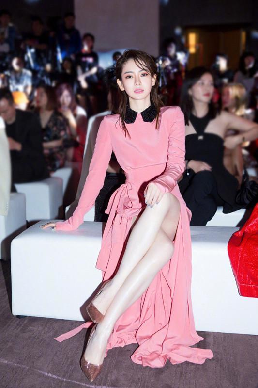 戚薇中国风造型(卷发红唇旗袍look出境,大秀曼妙好身材)