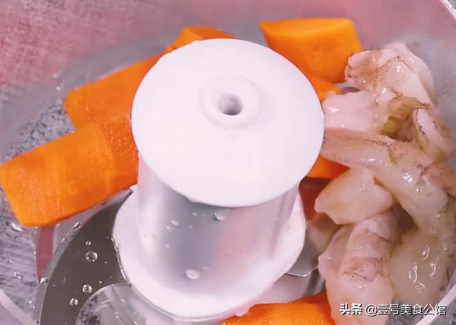 滑丸子的家常做法，如何做松滑的炸肉丸子（在家教你做虾滑丸子）