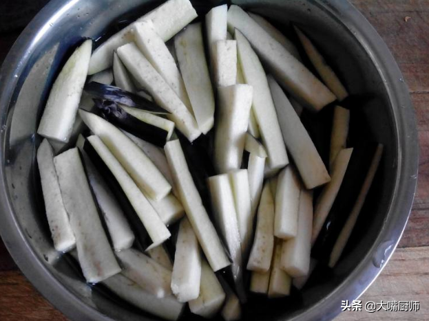 茄子干怎么晒，茄子干怎么晒好吃（夏天买点茄子晒干）