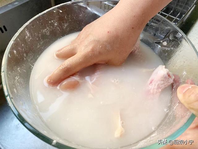 冻鸡腿怎么做好吃（鸡肉滑嫩不腥吃着放心）