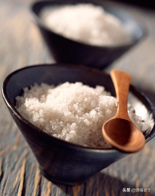 精制食盐和海盐的区别是什么，精制盐和精制食用盐有什么区别（搞懂了再吃有助于健康）
