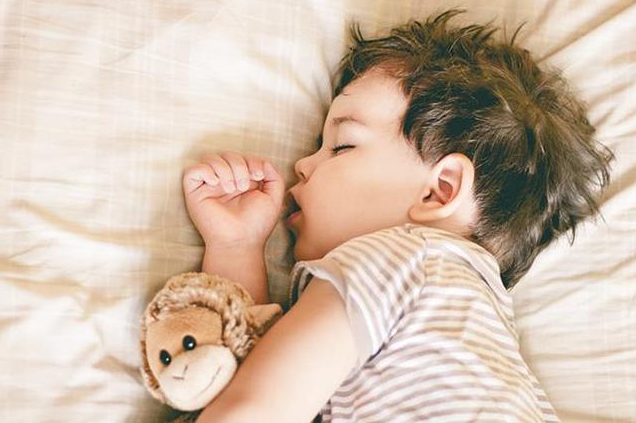 宝宝睡觉老是翻来覆去是什么原因，宝宝睡觉老是翻来覆去是怎么回事（婴儿睡觉“不老实”）