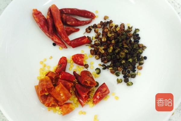 火锅底料的做法，家庭简易清汤火锅底料（教你自制火锅底料）