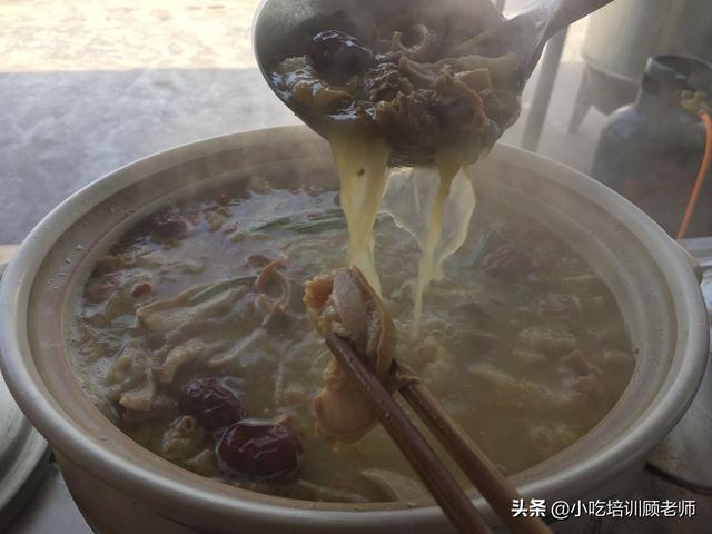 猪肚鸡火锅的做法，猪肚鸡火锅配菜哪些好（养生猪肚鸡火锅怎么做）