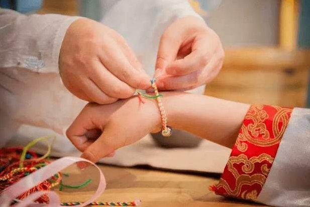 端午节五彩线有什么含义，端午节系五彩线是为了什么（端午节为什么要带五彩线）